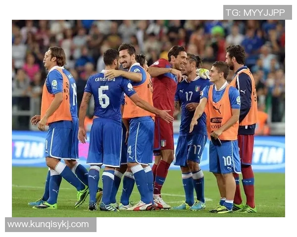 合照中的足球明星是谁揭秘他们背后的故事与成就